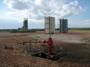 Depósitos de agua para ser inyectados en una perforación de 'fracking'. Foto: Joshua Dubek.