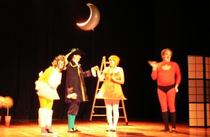 L'increat Teatre en un moment de la representació teatral de la versió de Villangómez d''Es gat amb botes'.