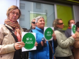 Protesta de miembros de la PAH frente a una oficina de Bankia. Fotos: D.V.