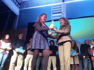 Neus Marí hace entrega del premio de mejor deportista a Magalí Foulon