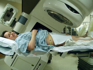 Una intervención de radioterapia en la zona pélvica. Foto: Dina Wakulchik (Wikipedia).