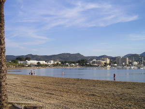 Además de s'Arenal, en la imagen, se limpiarán otras siete playas del litoral de Sant Antoni.  Foto: JanManu (Wikipedia)