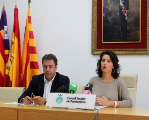 A la imatge, la consellera de Medi Ambient del Consell Insular de Formentera, Sílvia Tur, amb el director de la delegació d’Aqualia a les Balears, Eduardo del Castillo. 