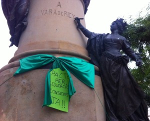 Un llaç verd a favor de la vaga al monument de Vara de Rey. Fotos: D.V.