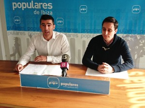 Toni Ramón y Andrés Ferrer, durante la rueda de prensa en la sede del PP.