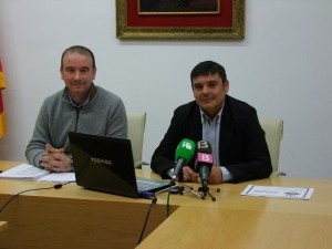 A l'esquerra, el president del Consell de Formentera, Jaume Serra, acompanyat pel conseller d'Economia, Bartomeu Escandell. 