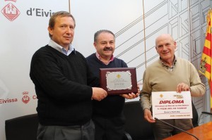 A la roda de premsa han estat presents el conseller Antoni Marí, el guanyador, Emeric Falticska, i el president de l’Associació d’Apicultors d’Eivissa, Antonio Escandell.