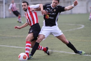 Pau Pomar, defensa de la Peña Deportiva, reaparecía después de su lesión ante el Montuïri. Fotos: Fútbol Balear 