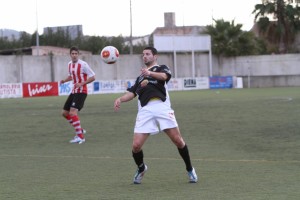 Salinas, que en la imagen controla el balón con el pecho, volvió a marcar para la Peña.