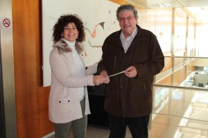 La consellera Pepita Costa fent entrega del taló al director de Cáritas a Eivissa, Juan Marí.