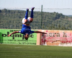 Adrián Ramos espera celebrar algún gol en el partido ante el Penya Ciutadella Esportiva.