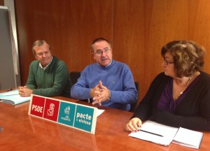 Joan Boned, Xicu Tarrés i Esperança Marí a la roda de premsa. Foto: PSOE-Pacte.