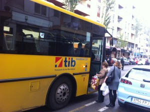 Passatgers pujant a un autobús a Isidor Macabich.