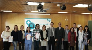 Ignasi Casas, gerente del Área de Salud, acompañado por el conseller Alex Minchiotti y por María Eugenia Mir, directora regional de Bureau Veritas en Cataluña, Aragón y Baleares, quien ha hecho entrega de las certificaciones.