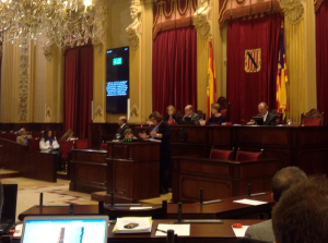 Moment de l'intervenció d'Esperança Marí al Parlament. Foto: PSOE-Pacte.