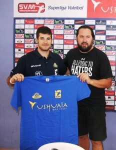 Xavi Folguera y Javier Escandell, durante la presentación del jugador andorrano.