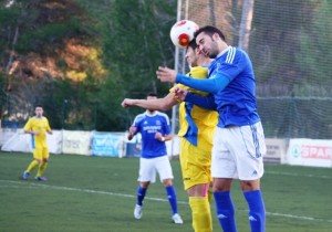 Adri Sánchez pugna por el balón con un jugador del Penya Ciutadella Esportiva.