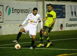 Salinas, delantero de la Peña Deportiva, controla el balón ante la presión de un defensa del Espanyol B.