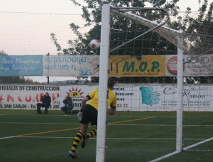 El meta del Llosetense no ha llegado a este balón, un libre directo de Salinas que ha supuesto el empate para la Peña