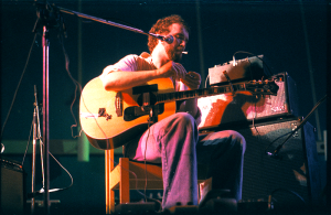 John Martyn fumándose un piti durante un concierto en la Universidad de Bristol, 1978. Foto: Tim Duncan - Wikipedia.