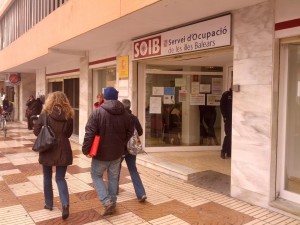 En comparación con noviembre de 2012, el paro en la Comunitat Autònoma ha decrecido un 5,06%, que se traduce en 2.475 desempleados menos.
