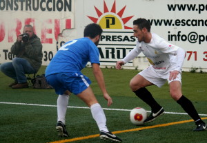 Ramiro trata de marcharse de un jugador del Llosetense