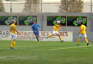 Aparicio, que en la imagen despeja un balón con la cabeza ene l campo del Binissalem, marcó en propia puerta el segundo tanto de los locales. Foto: Fútbol Balear