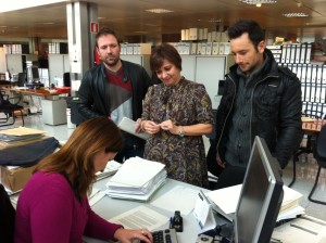 Moment en que Jaume Cardona, Patricia Abascal i Rafa Ruiz presenten la petició d'abstenció al registre del Consell. Foto: D.V.