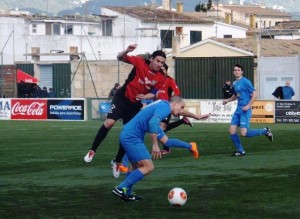 El Formentera sumó un punto de su visita al feudo del Binissalem. Fotos: Fútbol Balear