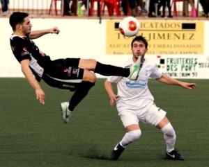 Los jugadores de la Peña se han empleado a fondo ante el Felanitx, como se observa en la imagen. Foto: Fútbol Balear