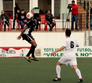 Paolo, autor de un gol, trata de controlar un balón con el cogote en el campo del Felanitx. Foto: Fútbol Balear