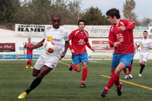 Ayrton, delantero de la Peña, conduce el balón ante un jugador del Collerense.