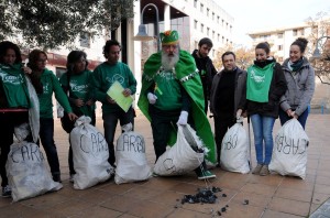 Moment simbòlic de l'entrega dels sacs de carbó a la Conselleria d'Educació. Foto: ARA Balears.