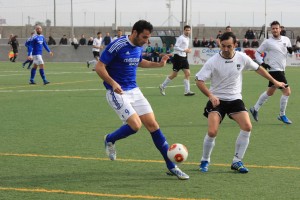 Rafa Carvajal, delantero del San Rafael, en un lance del encuentro disputado en el estadio de es Molinar. Foto: Fútbol Balear