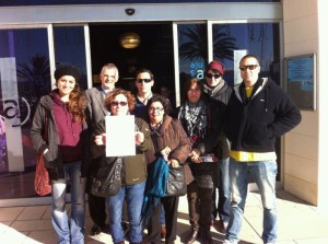 Un grupo de trabajadores de Can Coix posa delante del Ayuntamiento de Sant Antoni acompañados por su abogado.