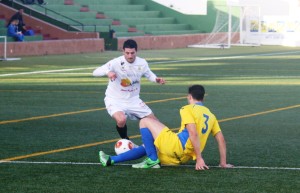 Salinas, autor de tres de los cuatro goles ante el Mercadal, se va de una defensa. Fotos: C. V.