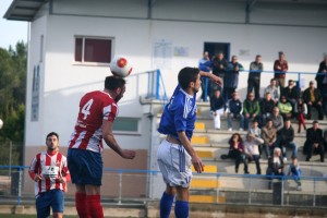 Nil Paniello salta por el balón con el jugador del Manacor Abel.