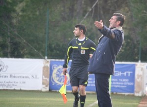 Vicente Román, entrenador del San Rafael, se queja por una acción del partido.