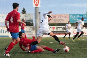 Raúl Gómez es zancadilleado por un jugador del conjunto mallorquín.