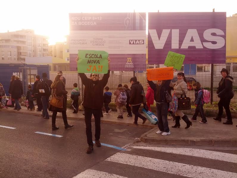 Pancartas en señal de protesta delante del cartel de la empresa Vias y Obras. Foto: V.R.