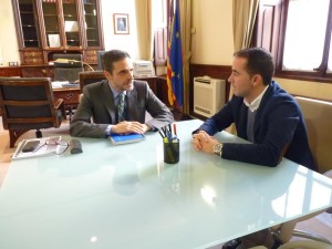 José Alcaraz, presidente del PP de Formentera (dcha.)  en una reunión junto al conseller José Vicent Marí Bosó. 