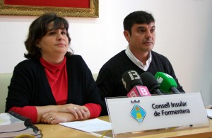 Els consellers Sònia Cardona i Bartomeu Escandell a un moment de la roda de premsa on han anunciat aquesta decisió. 
