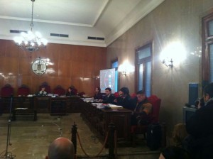 Imagen del juicio en la audiencia de Palma, con Baptista sentado en el extremo de la derecha.  Foto: ARA Balears.