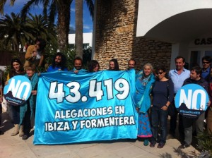 Representantes de la Alianza Mar Blava sosteniendo una pancarta con el número de alegaciones recogidas en las Pitiüses.  Foto: D. V.