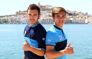 Dos jugadores del Ciudad de Ibiza, con el equipaje de la firma Cruyff