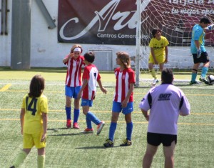 Los jugadores del Atlético Vallbonense alevín celebran un gol ante el Villarreal.