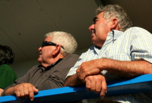 Paco Bonet, a la derecha de la imagen, en un momento del partido
