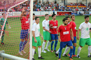 Varios jugadores del Villarrobledo defienden un saque de esquina durante un partido de esta temporada.