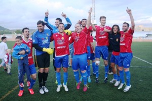 Varios jugadores del Portmany celebran el título de la liga Regional. Fotos: C. V.