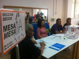 Una mesa electoral en Puig d'en Valls. Foto: D.V.